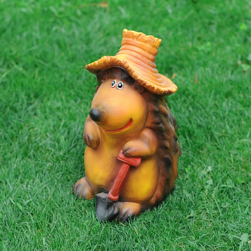 Гипсовая окрашенная фигура ЕЖ С ЛОПАТОЙ